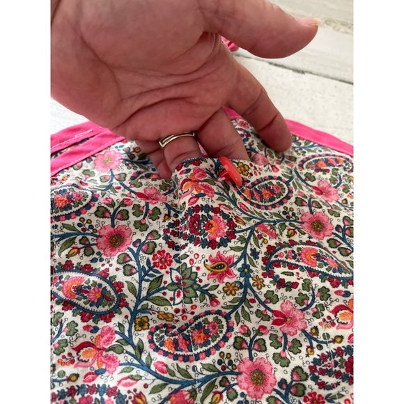 Pink floral thread and needles carrier - Picture 4 of 8